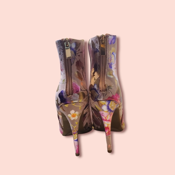 🎉⭐HOST PICK⭐🎉 Beautiful Blush Foil Flower Booties - Picture 7 of 9